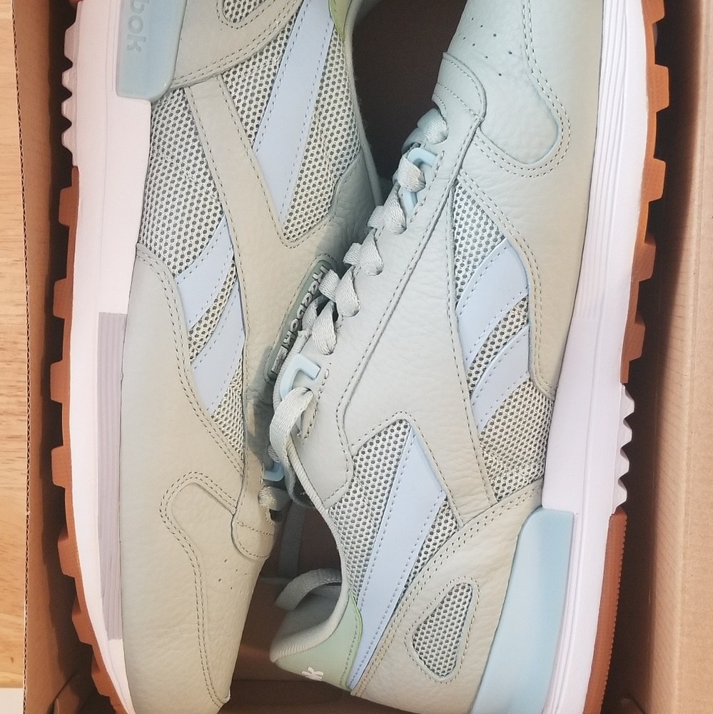 Classic Reebok - Picture 2 of 4